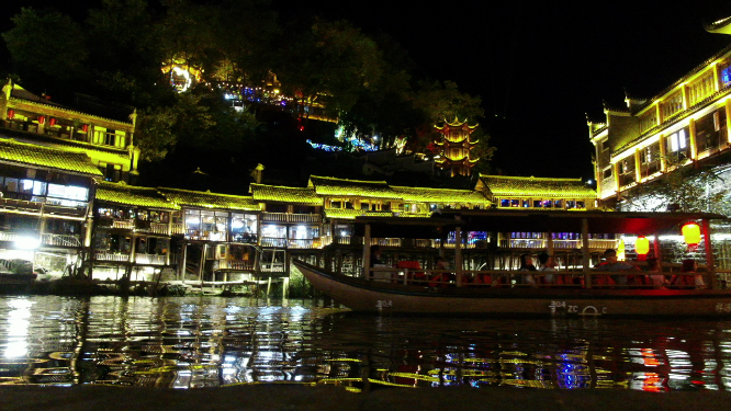 航拍湖南湘西凤凰古城沱江两岸夜景