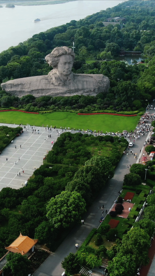 航拍湖南长沙橘子洲景区毛主席雕像