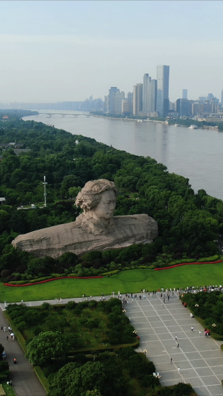 航拍湖南长沙橘子洲景区毛主席雕像