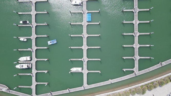 航拍福建厦门海上帆船训练基地 
