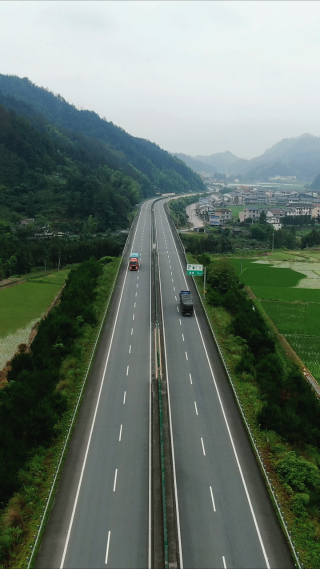 航拍笔直高速公路交通竖屏
