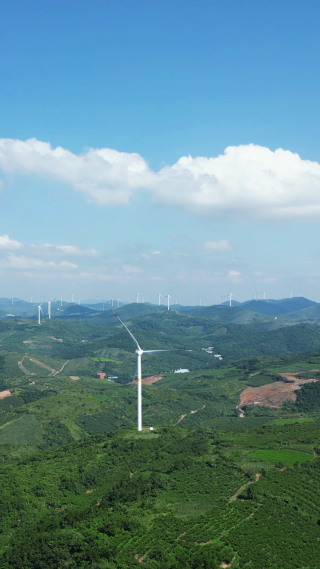 航拍绿色能源风力发电风车