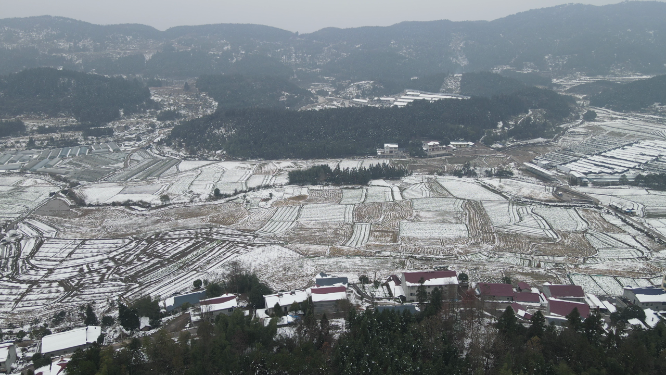 航拍美丽乡村农田雪景