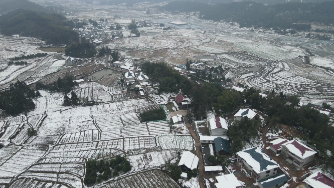 航拍美丽乡村农田雪景