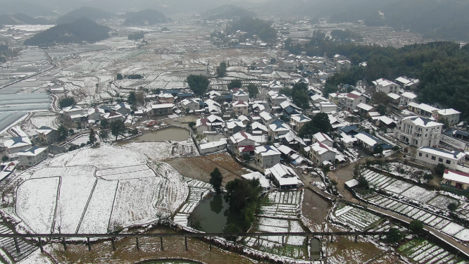 航拍美丽乡村冬天雪景