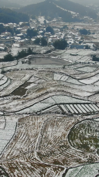 航拍美丽乡村冬天雪景