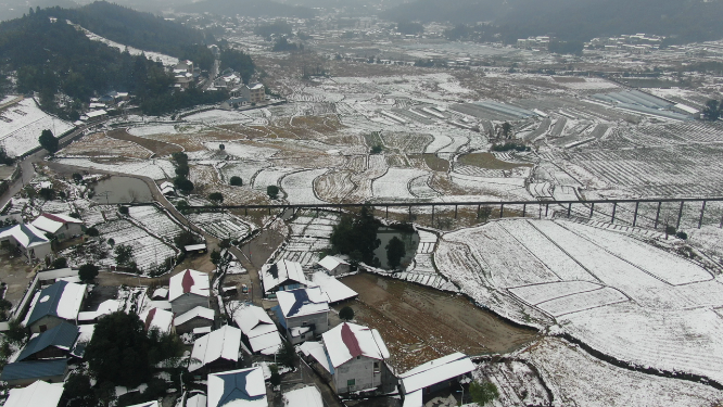 航拍美丽乡村冬天雪景
