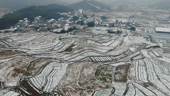 航拍美丽乡村冬天雪景