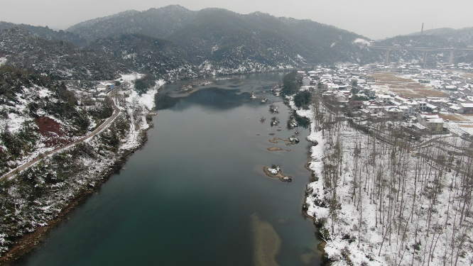 航拍美丽乡村冬天雪景
