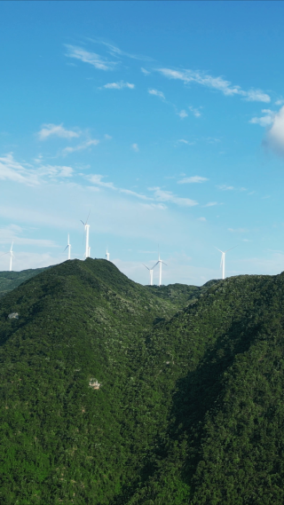 航拍能源发电风车高山山顶