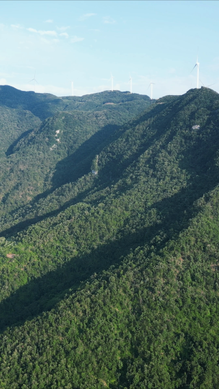 航拍能源发电风车高山山顶