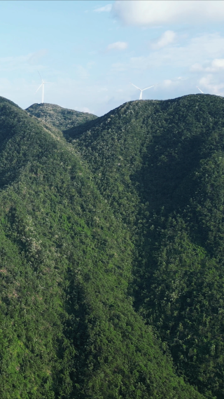航拍能源发电风车高山山顶