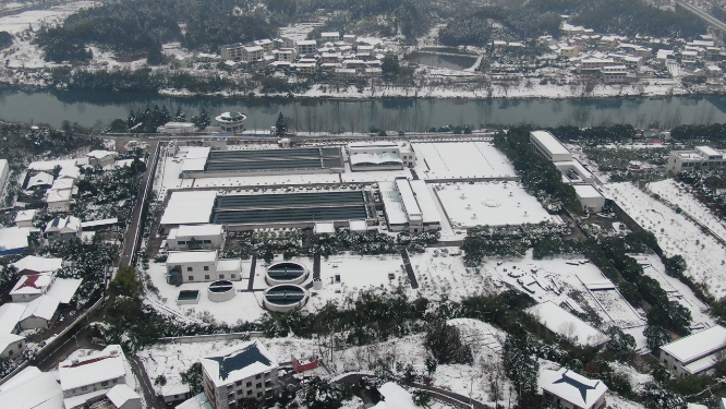航拍自来水公司冬天雪景