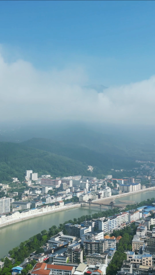 航拍蓝天白云云雾城市风光