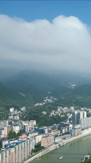 航拍蓝天白云云雾城市风光