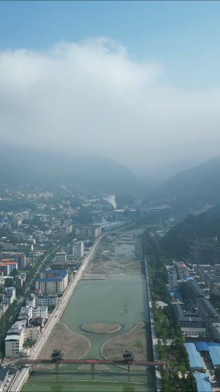 航拍蓝天白云云雾城市风光