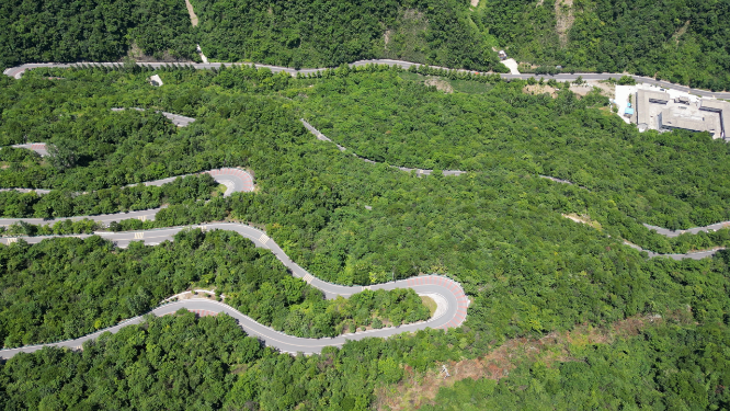 航拍蜿蜒盘山十回首