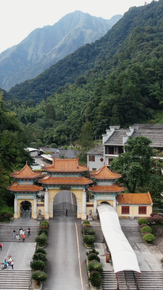 航拍贵州铜仁梵净山景区大门