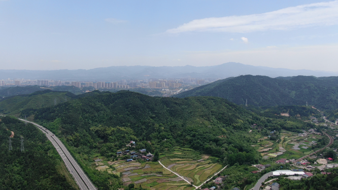 航拍连绵起伏山峰蓝天白云 