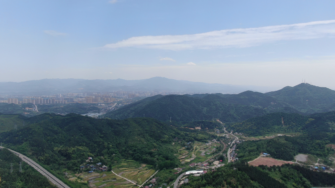 航拍连绵起伏山峰蓝天白云 