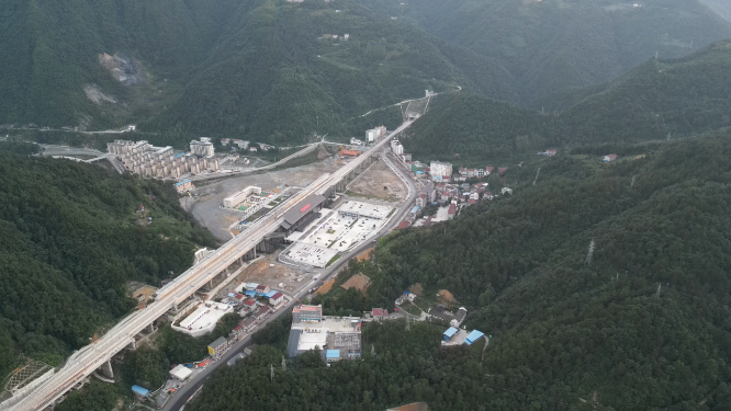 航拍错综复杂高架立交桥交通