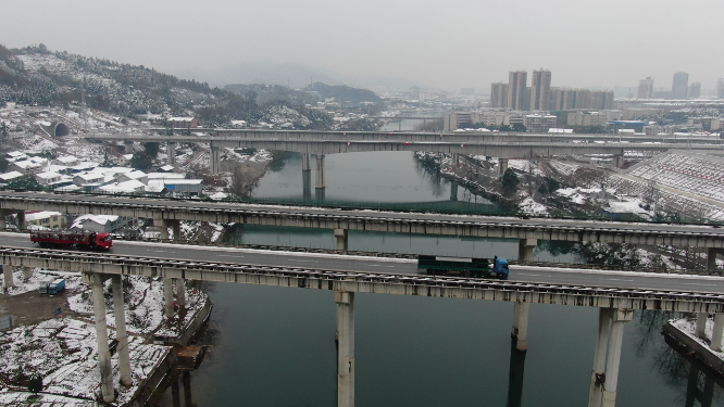 航拍雪景跨河大桥交通
