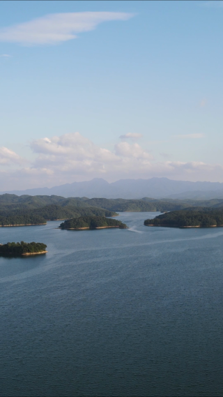 航拍青山绿水湖泊岛屿自然风光