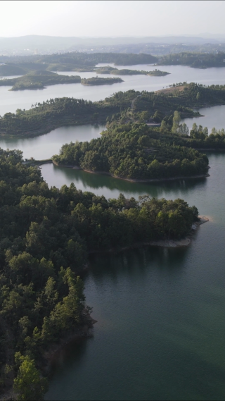 航拍青山绿水湖泊岛屿自然风光