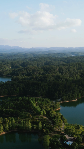 航拍青山绿水湖泊岛屿自然风光