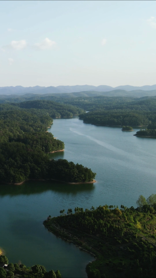 航拍青山绿水湖泊岛屿自然风光