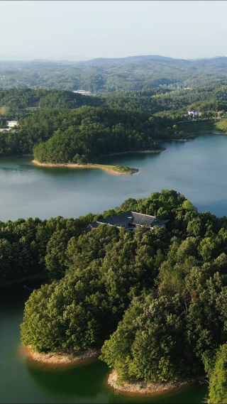 航拍青山绿水湖泊岛屿自然风光