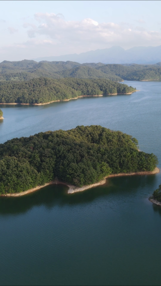 航拍青山绿水湖泊岛屿自然风光
