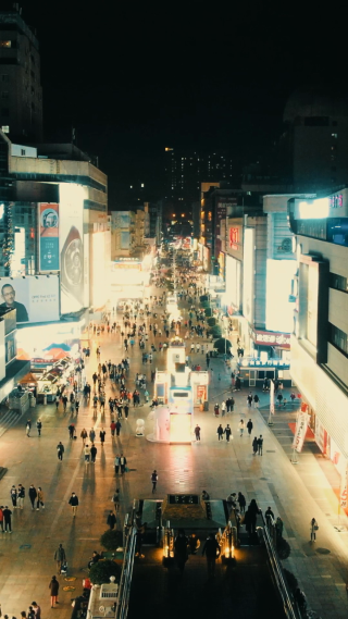 航拍青岛台东步行街夜景