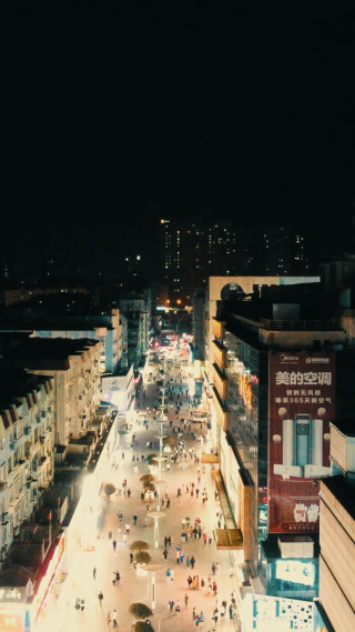 航拍青岛台东步行街夜景