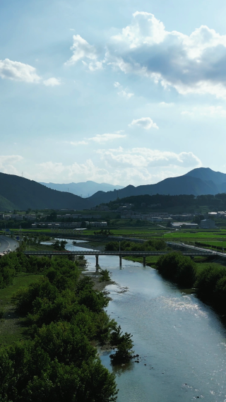 航拍青青河边美丽乡村