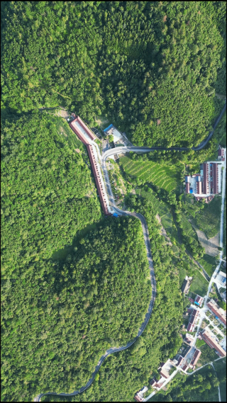 航拍高山峡谷中的乡村