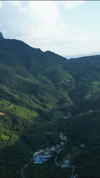 航拍高山峡谷中的乡村