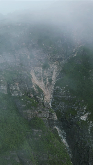 航拍高山悬崖山谷自然风光 