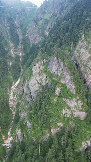 航拍高山悬崖山谷自然风光 