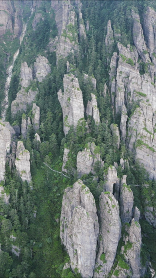 航拍高山悬崖山谷自然风光 