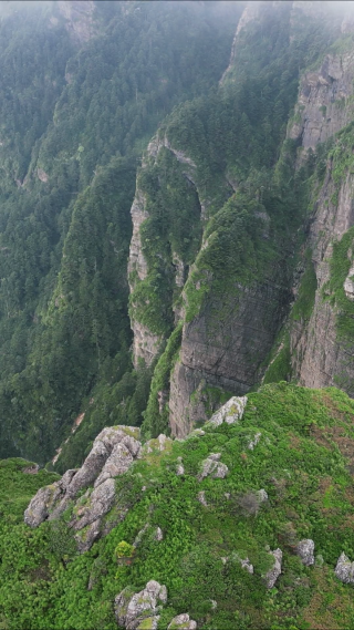 航拍高山悬崖山谷自然风光 