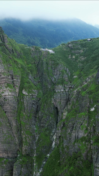 航拍高山悬崖山谷自然风光 