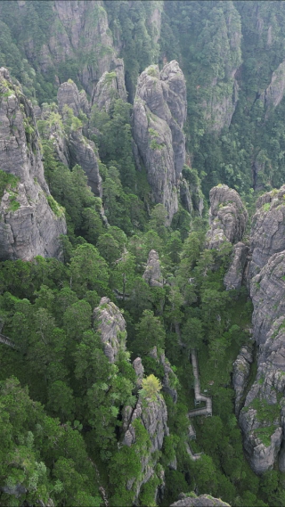 航拍高山悬崖山谷自然风光 
