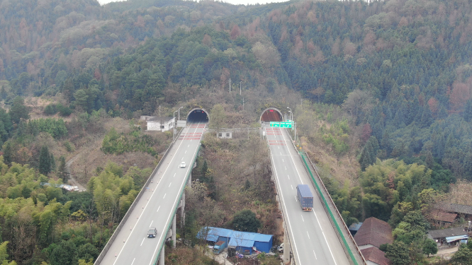 航拍高速公路隧道 