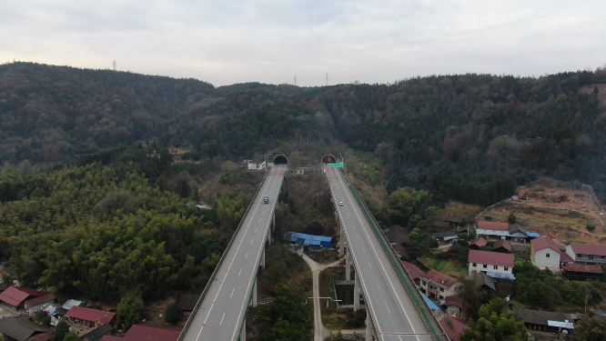 航拍高速公路隧道 
