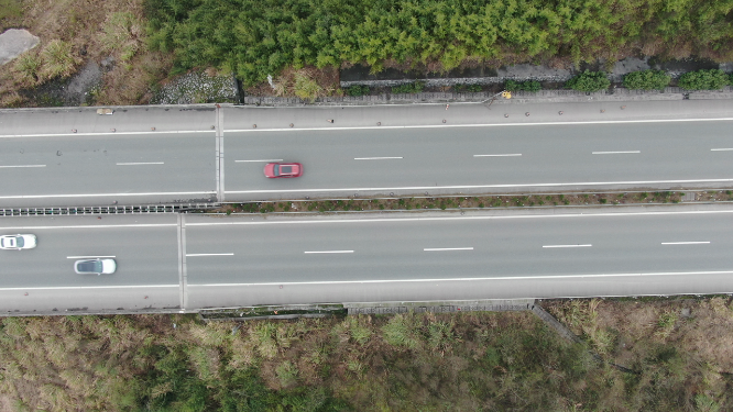 航拍高速路交通车辆快速行驶