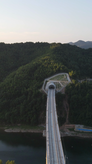 航拍高铁轨道高架桥竖屏