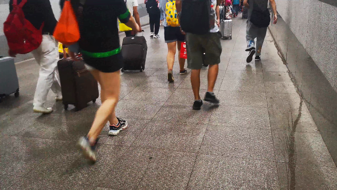 行人冲忙脚步火车赶路