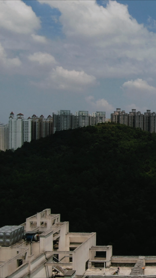 贵阳城市蓝天白云天际线竖屏航拍