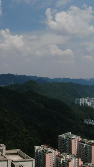 贵阳城市蓝天白云天际线竖屏航拍